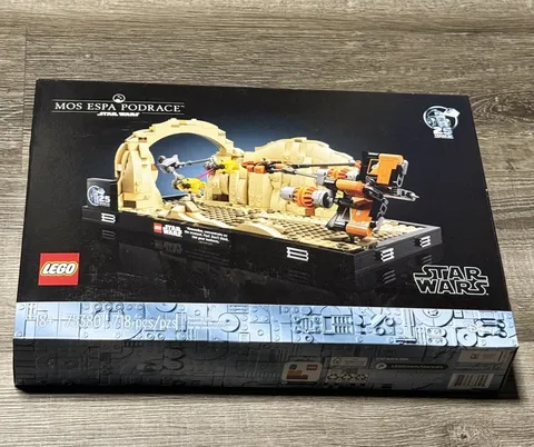 LEGO Star Wars 75380 Mos Espa Podrace Diorama Set 718pcs Display Stand 18+