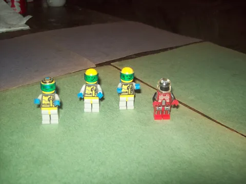 LEGO SPACE UNITRON # 6991 MONORAIL TRANSPORT BASE  FOUR MINIFIGURES
