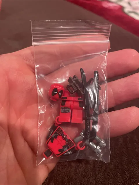Lego NEVER ASSEMBLED X-Men Deadpool Minifigure MINT (sh032) (Set 6866) w/weapons