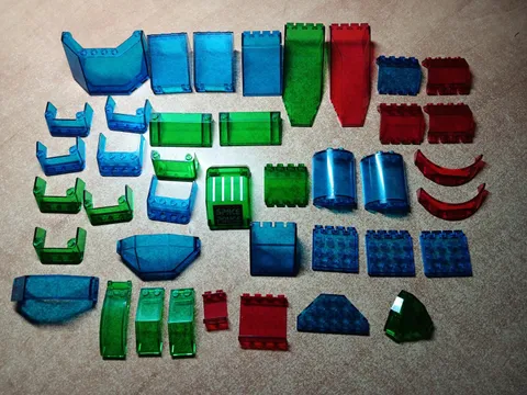 LEGO BULK LOT 40 TRANS DARK BLUE GREEN RED WINDSCREENS PANELS AND MORE SPACE