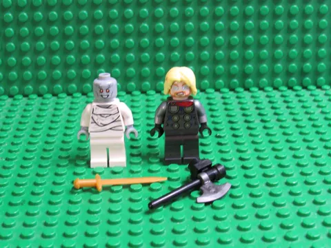 Lot 2 LEGO Minifigures Marvel Super Heroes Gorr Thor Love and Thunder 76208 CL44