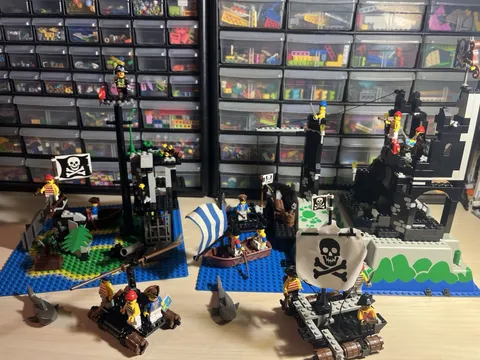 LEGO 90’s Pirates Lot Rock Island Refuge Forbidden Island Rafts 17 Minifigures