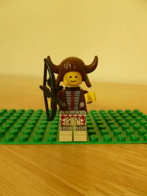 LEGO INDIAN MINIFIGURE WESTERN NATIVE AMERICAN FIG WITH BOW & ARROW VINTAGE