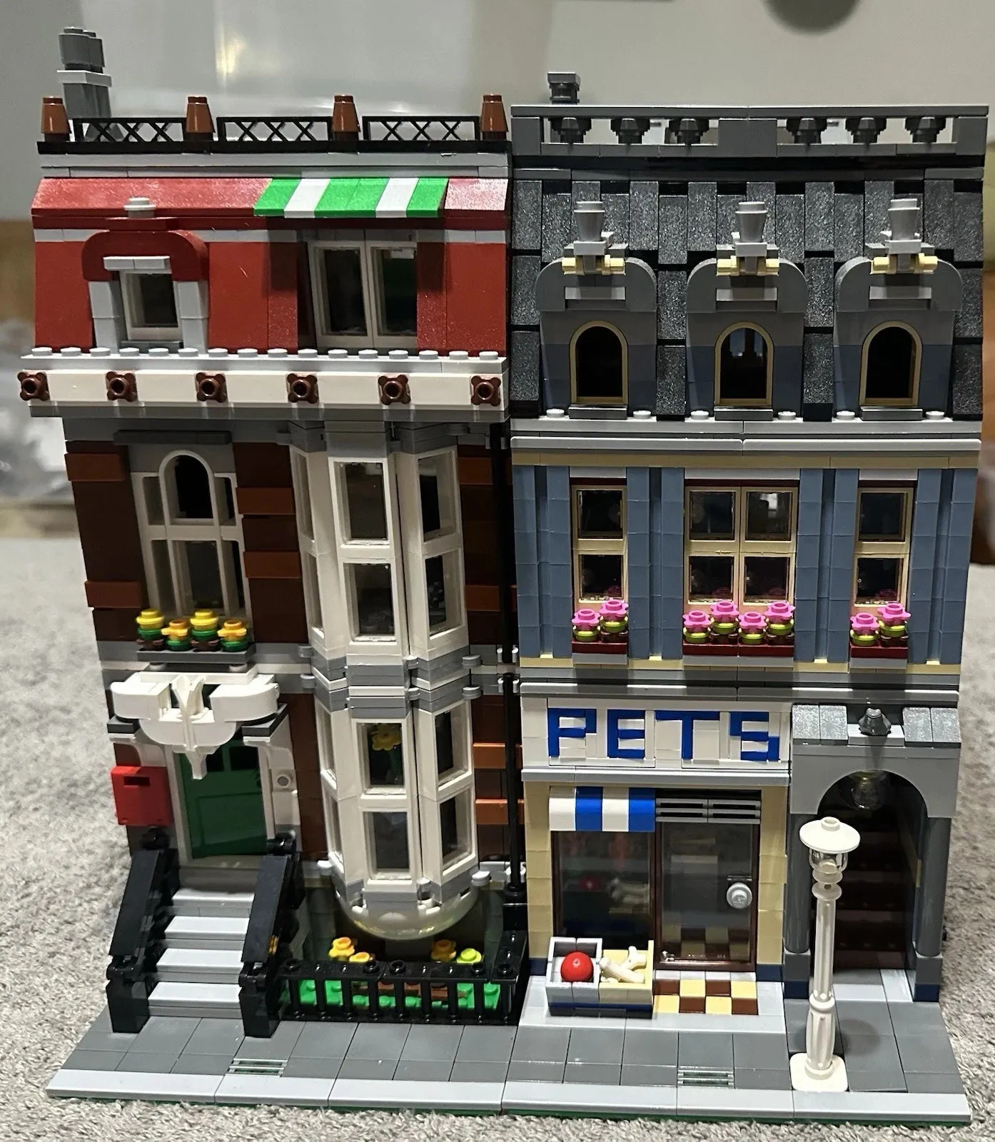 Lego City Creator 10218 Pet Shop 100% Complete w/ All Minifigures