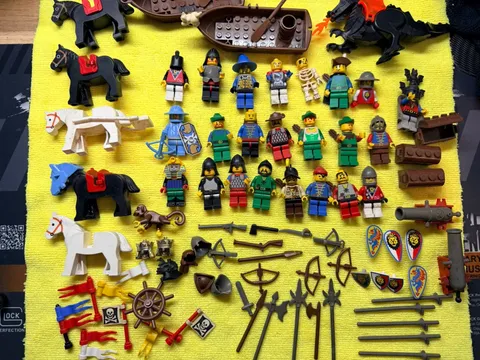LEGO Forestwoman, Forestman, Knight, Castle horses, vintage mixed lot