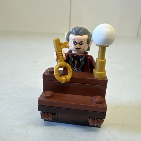 LEGO Harry Potter 76390 Griphook Dark Red Suit Minifigure w/ Key And Stand