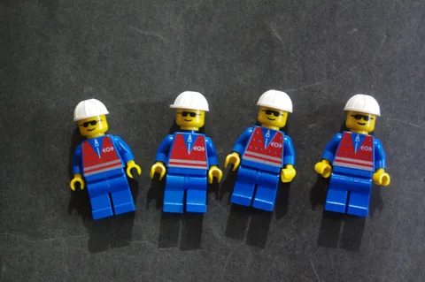 Lego Minifigures #1 X4 Train trn057 Red Vest Zipper Blue Leg White Construction