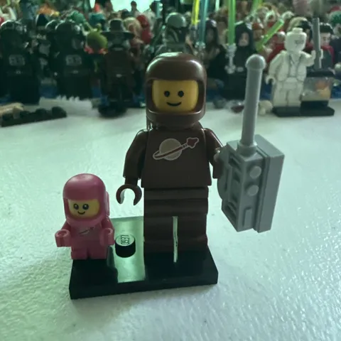 LEGO Series 24 CMF 71037 - Brown Astronaut w/ baby