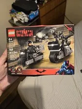 LEGO 76179 DC Batman & Selina Kyle Motorcycle Pursuit Damaged Box. 