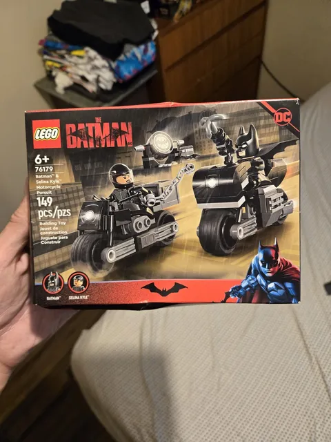 LEGO 76179 DC Batman & Selina Kyle Motorcycle Pursuit Damaged Box. 