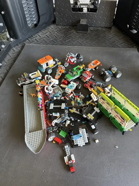 5 LB Random Lego Lot With 9 Mini Figs Boat Coast Guard And Other Random Pieces