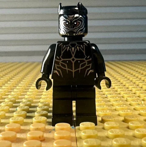 LEGO Marvel Black Panther Reddish Brown Eyes Minifigure