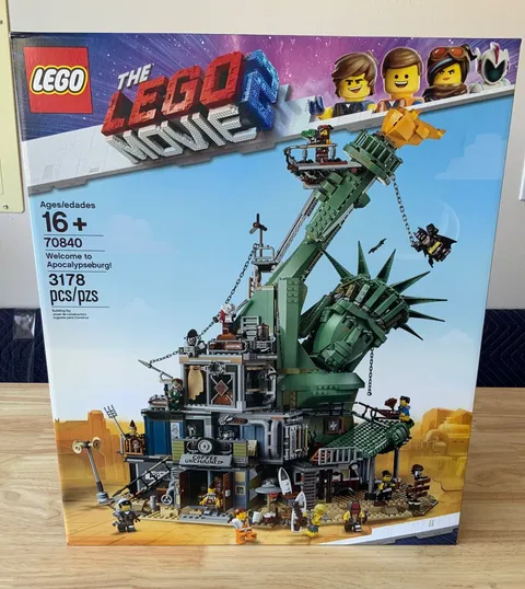 LEGO The LEGO Movie 2: Welcome to Apocalypseburg! (70840) RARE! Retired!