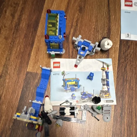 LEGO ICONS Classic Space Moon Rover & Space Station 40712 748pc Astronaut LE