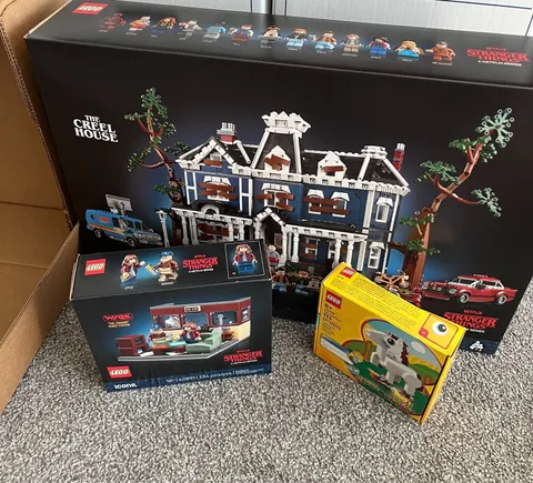 LEGO Icons Stranger Things The Creel House #11370 & WSQK Radio Station #40891