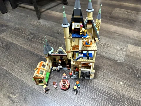 LEGO Harry Potter Hogwarts Astronomy Tower 75969 (can disassemble before ship)