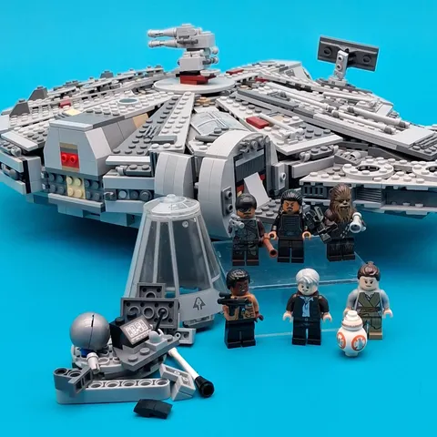 LEGO Star Wars 75105 Millennium Falcon & 7 Minifigs The Force Awakens Assembled