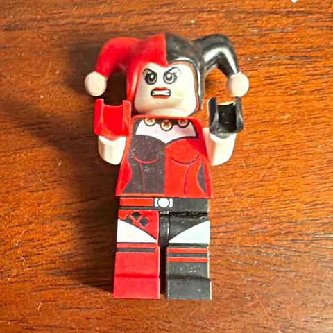 LEGO Harley Quinn Minifigure The LEGO Batman Movie Red/Black Jester Hat