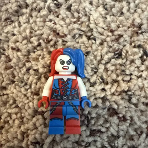 LEGO Harley Quinn Minifigure Blue and Red Hands and Pigtails sh0260 Batman