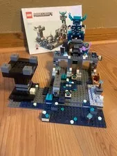LEGO Minecraft: The Deep Dark Battle (21246) 100% with all minifigures.