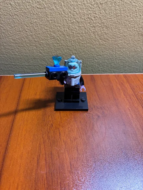 2017 Mr. Freeze Super Heroes LEGO Junior Minifigure