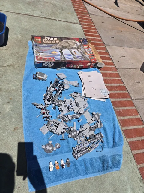 Huge Lot Of Mixed Lego & Star Wars Lego Sets & Figures NOT SURE IF COMPLETE 35LB