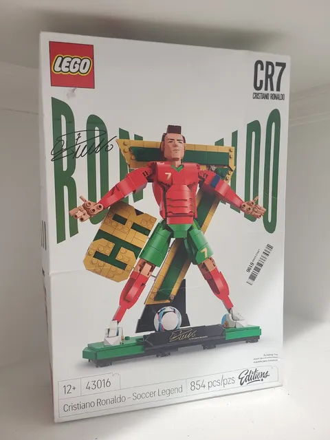 LEGO 43016 Cristiano Ronaldo Soccer Legend 854pc New Sealed Damaged Box