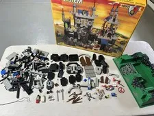 LEGO 6090 System Royal Knight's Castle W/ Box - incomplete - baseplate and figs