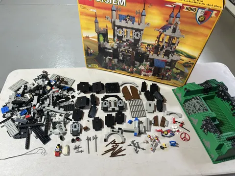 LEGO 6090 System Royal Knight's Castle W/ Box - incomplete - baseplate and figs