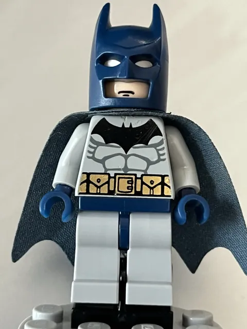 Lego bat022 Batman - Light Bluish Gray Suit, Dark Blue Mask (2006)