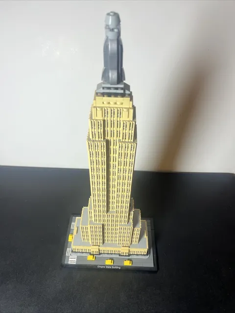 LEGO ARCHITECTURE: Empire State Building (21046) *98% Complete + No Manual*