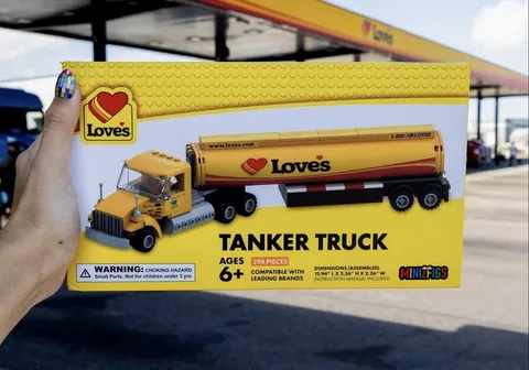MINIZFIGS LEGO LOVES TRAVEL STOP TANKER TRUCK RARE BRAND NEW IN BOX