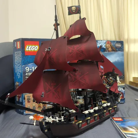 LEGO Pirates of the Caribbean 4195 Queen Anne's Revenge Complete Minifigure Box