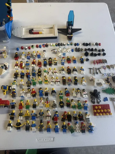 LEGO 91+ Vintage Minifigure HUGE Lot 80s 90s Pirates Space Castle Imperial Parts