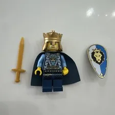LEGO Castle LION KING w/ Crown & Cape cas527 70404  Includes Sword & Shield 