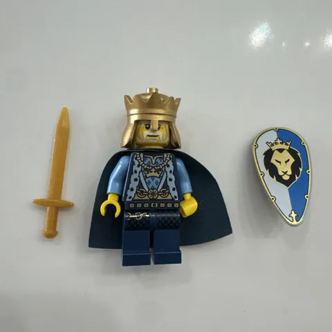 LEGO Castle LION KING w/ Crown & Cape cas527 70404  Includes Sword & Shield 