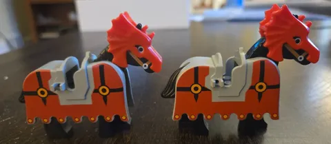 2  LEGO Minifigures  BLACK HORSE Red  Grey Barding Castle Armor Dragons