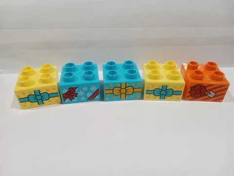 5 LEGO DUPLO  2X2 WITH BOW GIFT TAG PRESENT DESIGN ON ONE SIDE PIECE
