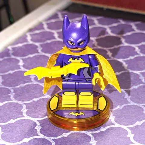 LEGO Dimensions Batgirl Minifigure w/ Yellow Cape, Batarang on Base 71264