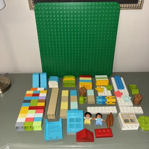 LEGO DUPLO Base Plate 15x 15, 2 People And Various Building Blocks See Photos 