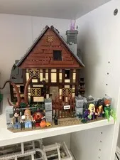 LEGO Ideas: Disney Hocus Pocus: the Sanderson Sisters' Cottage (21341)
