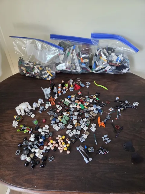Very Large Lot Of Lego Figurines, Pieces Ans Accessories! Different Lego Sets