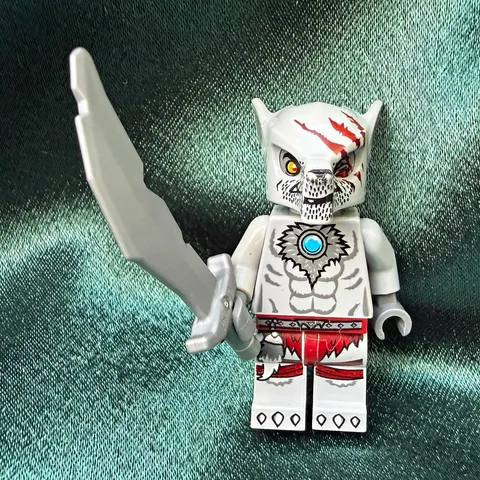 LEGO Winzar Wolf Legends of Chima White Minifigure w/ Gray Sword loc009