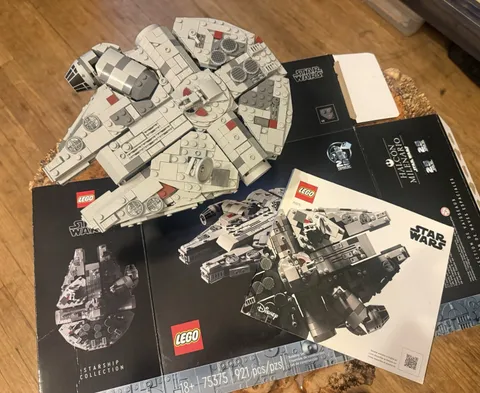 LEGO Star Wars: Millennium Falcon (75375) Mini Falcon