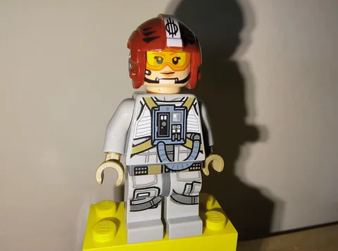 LEGO Star Wars Minifigure Sandspeeder Pilot Dark Red Helmet sw0882 set 75204 1O