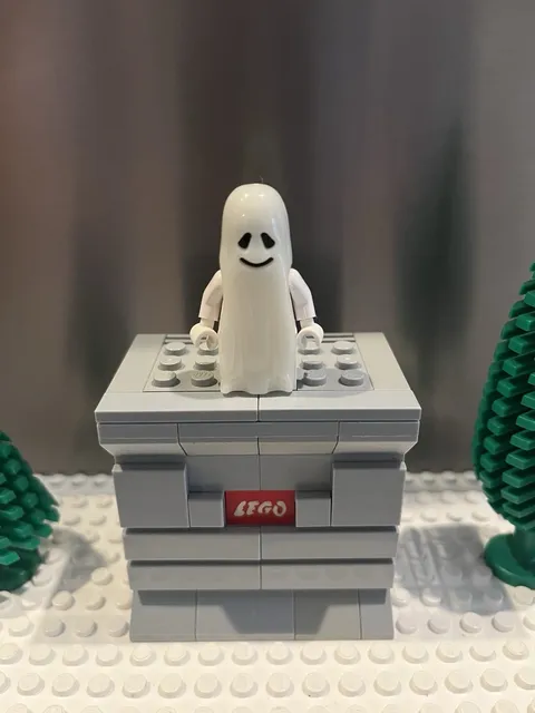 LEGO Minifigure gen002 Ghost w/ Bricks As Legs Glow In The Dark Works Great!