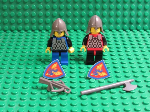 Lot 2 Lego Vintage Knight minifigs Black Knights Castle 6021  1584 6085 6082 T62
