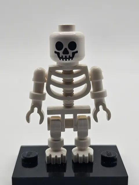 Lego Vintage Skeleton Standard Skull Minifigure GEN001 Castle Pirate NEW -MB