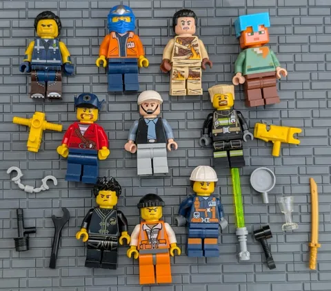10 Random LEGO Minifigures Mystery Lot w/ Accessories & Head Pieces City Genuine