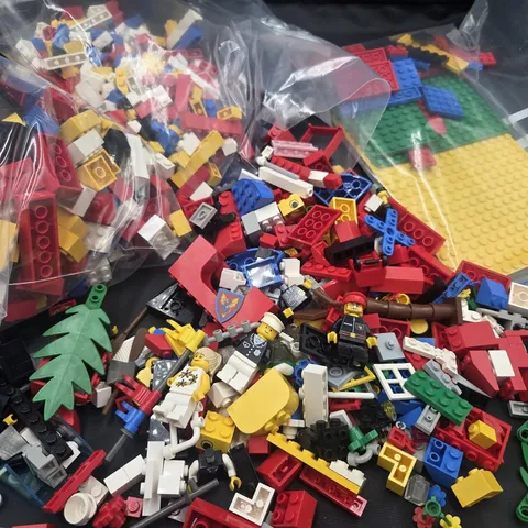 LOT 2.5 LB of 80's and 90's Pre-own sorted no set Parts & Pieces Minifig  AS-IS